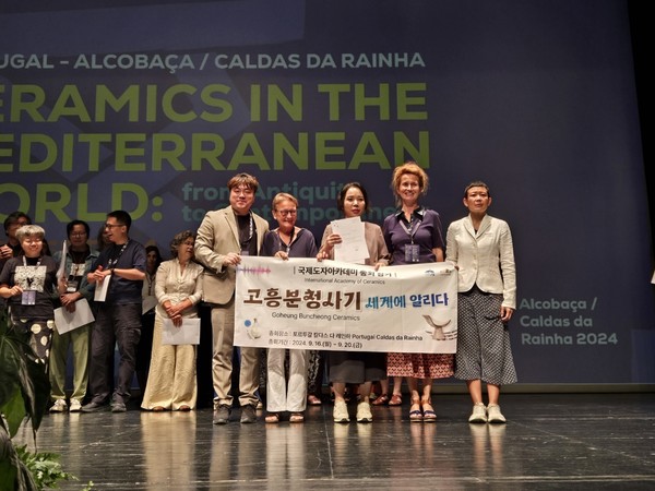 국제도자아카데미(IAC) 신규회원 회원증 수여식(왼쪽 3번째 정혜경 분청문화막불관장)