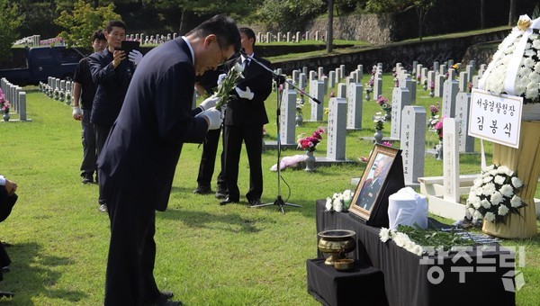 소병철 전 의원이 26일 국립서울현충원 경찰묘역에 봉안된 순천 출신 고 J경감 묘역에 추모의 예를 표시하고 있다.     독자 제공