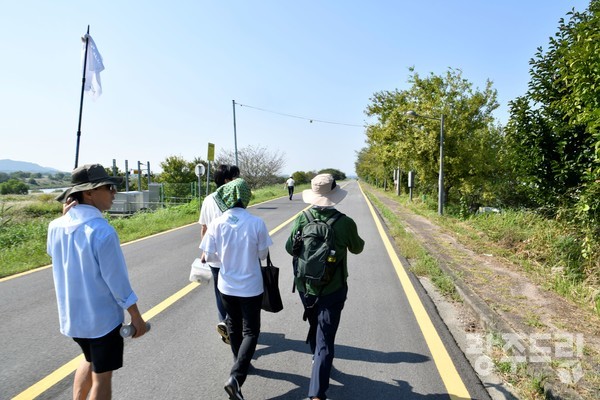 28일 백만평 광주숲 조성 걷기대회에서 시민들이 걷고 있다.