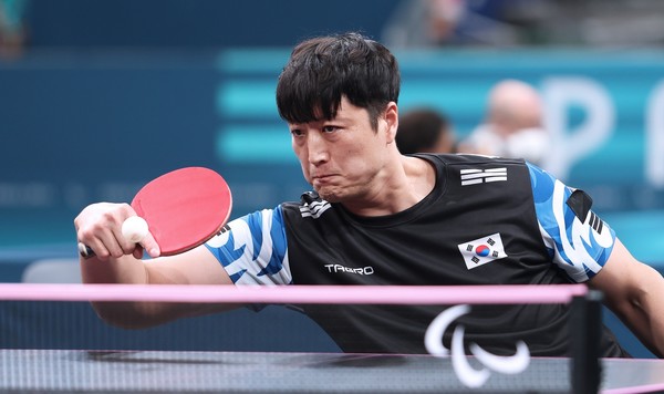 2024 파리 패럴림픽 탁구 태국 완차이 선수와의 준결승전에서 김정길 선수가 공을 받아치고 있다. 사진=광산구장애인체육회 제공.