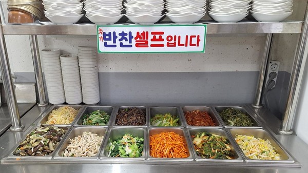 사장님이 날마다 정성스레 만드는 나물 반찬들.