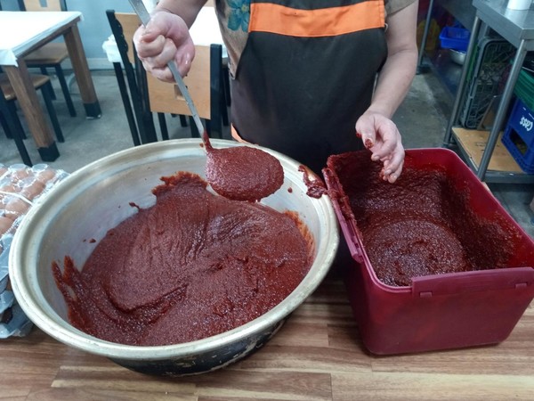 비법을 전수받아 만드신 고추장.