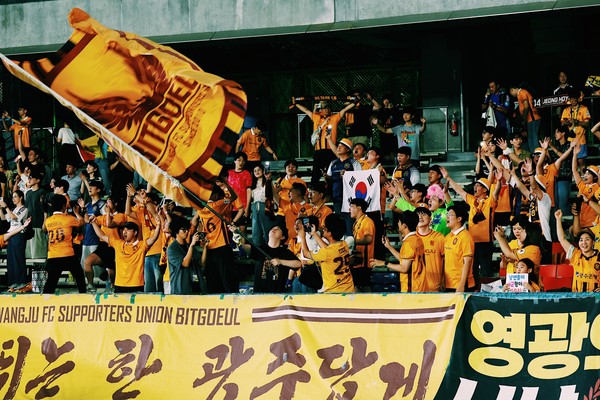 응원단기 승리를 환호하고 있다.