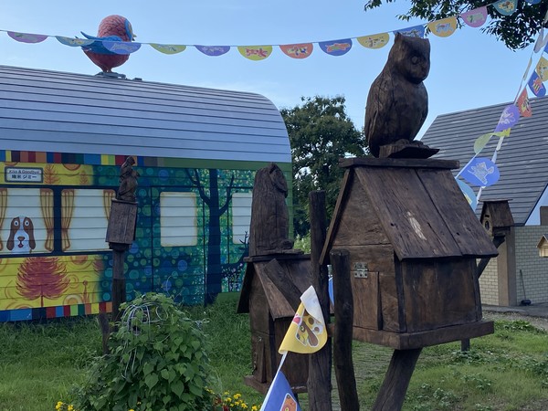 간이역에서 누군가를 기다리는 부엉이조각