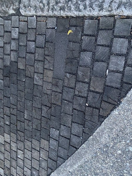 오부세의 인도에 설치된 밤나무박석.