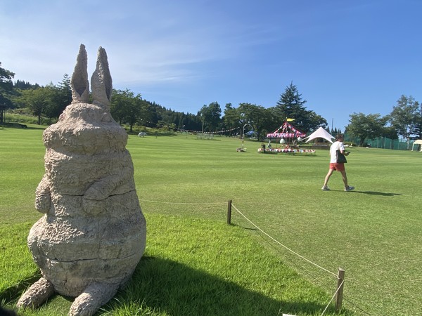 우에노의 그린파크에 설치된 토끼.