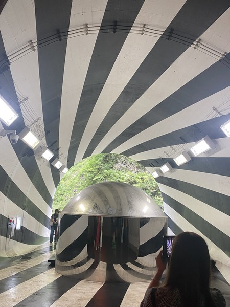 화장실과 나선형 그래픽의 조화.