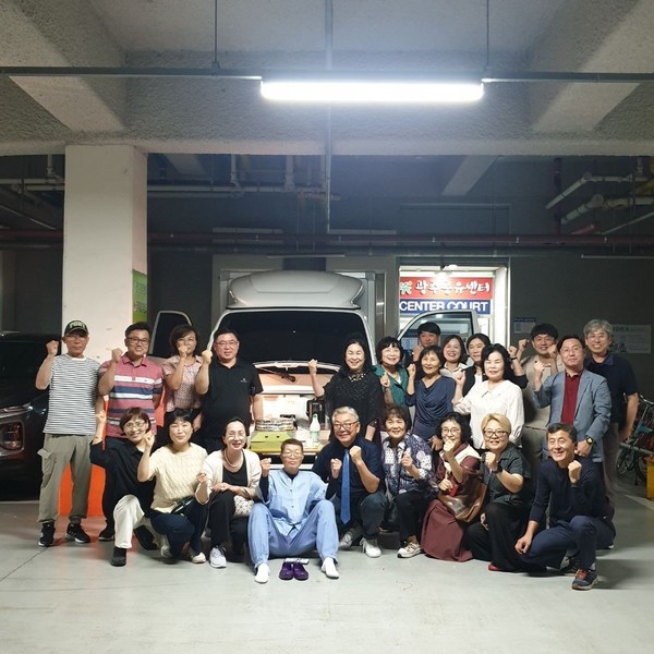 행복드림 시민트럭을 구입한 기념으로 축하를 하기 위해 모인 광주재능기부센터 이사들.