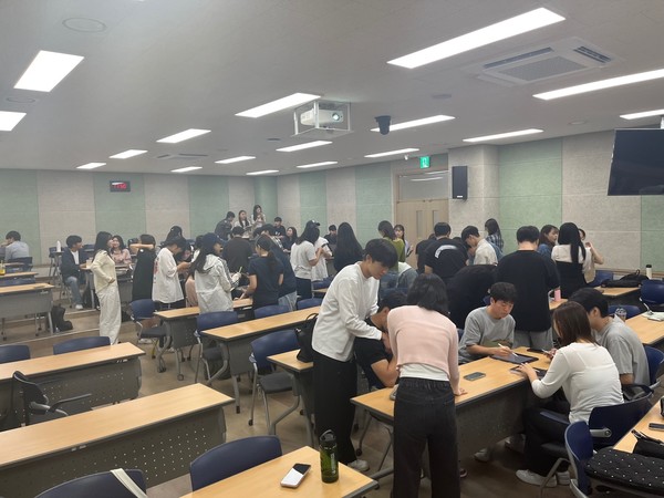 인문대 진리관 104호 수업에서 실패 마켓 활동 모습