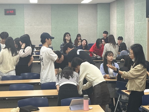 인문대 진리관 104호 수업에서 실패 마켓 활동 모습