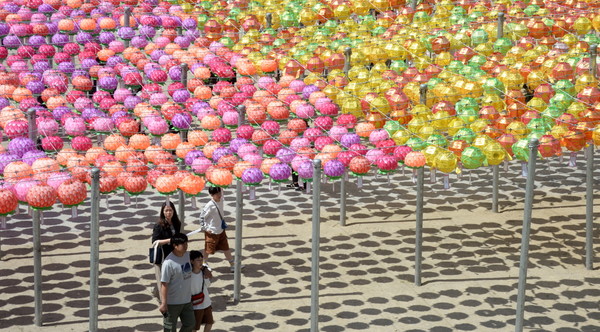 전북 김제시 금산사를 찾은 불자들이 연등 사이를 지나고 있다. 뉴시스.