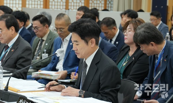 김대중 전남도교육감이 17일 광주시교육청에서 열린 국회교육위원회 국정감사에서 질의에 답변하고 있다.