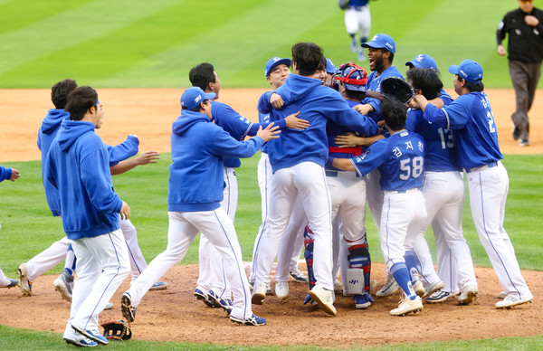 19일 서울 잠실야구장에서 열린 2024 KBO 포스트시즌 플레이오프 4차전 삼성 라이온즈와 LG 트윈스의 경기, 1-0으로 승리하며 한국시리즈 진출을 확정지은 삼성 선수들이 기뻐하고 있다.  뉴시스.