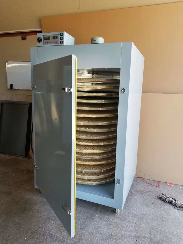 전열 홍건기: 사진에서는 보이지 않지만, 홍건기 위를 올려다보면 차에서 휘발된 피톤치드가 서리처럼 뿌옇게 천정을 덮고 있다.