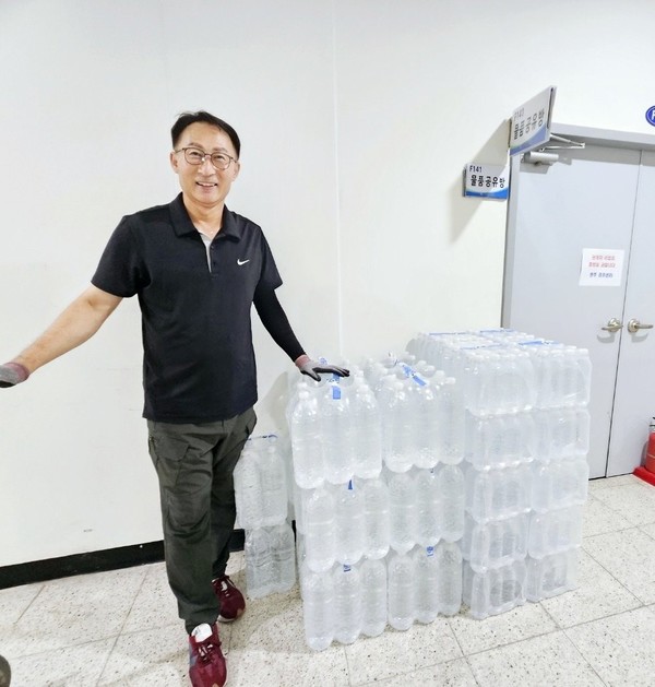 매달 생수를 기부하고 있는 스파클(주) 호남지사 푸른물애 이충식 지사장.
