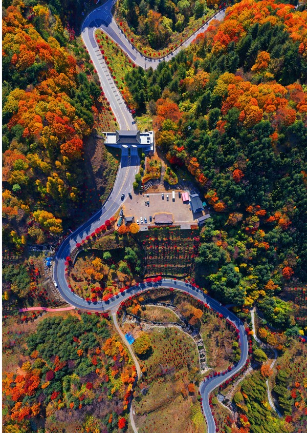 지리산 제일문의 가을.  함양군 제공.