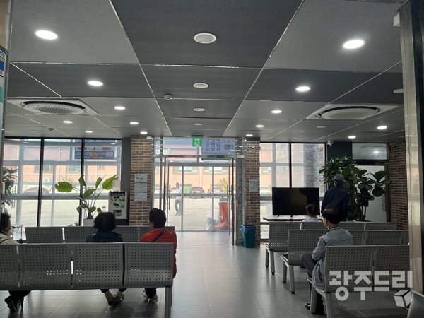 장수시외버스터미널의 한가한 모습. 차편이 많지 않다.