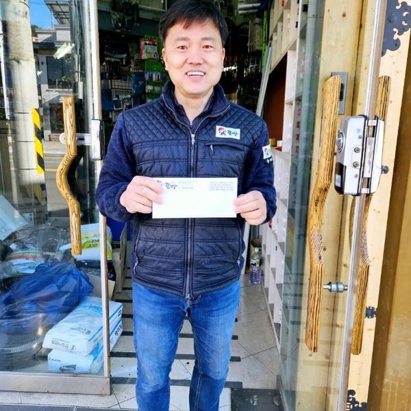 행복드림 시민트럭 차바닥을 교체해 준 미스터 뚝딱 이성훈 대표.