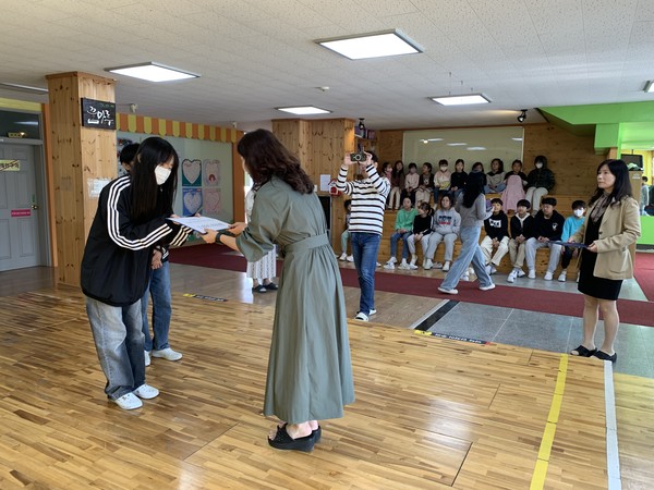광주 상무초등학교가 나눔장터 판매 수익금을 광주환경운동연합에 전액 기부했다. 사진=광주환경운동연합 제공.