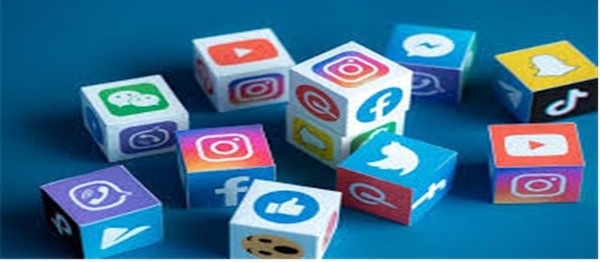 다양한 소셜 미디어 플랫폼 로고가 그려진 큐브들