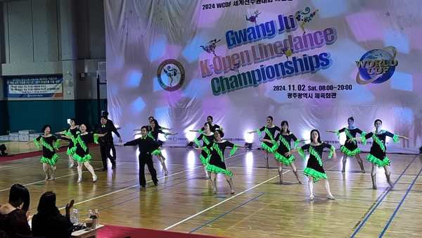 라인댄스 단체전 소셜부분우수상 아티크루팀이 음악 안무에 맞추어 춤을 추고 있다.