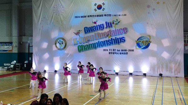 대회 참가한 단체팀이 라인댄스 선보이고 있다. 