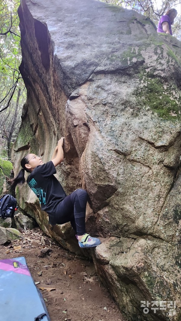 지난 2일 무등산 선비바위에서 열린 ‘2024 무등산 볼더링 축제’에 참가한 김도연 학생이 바위를 등반하고 있다.