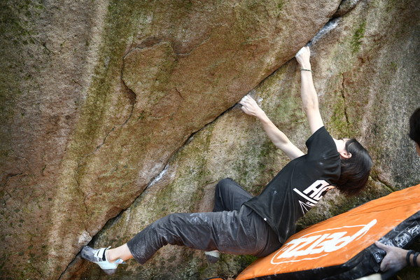 무등산 볼더링 축제에 참가한 한 볼더러가 바위에 오르고 있다.