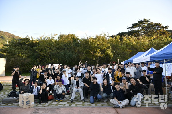 2024 무등산 볼더링 축제에 참석한 볼더러들이 2일 오후 무등산 선비바위 일대에서 기념촬영을 하고 있다.