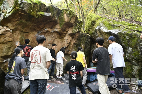 2일 오후 무등산 선비바위 일대에서 볼더러들이 등반하고 있다.