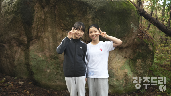 2일 ‘2024 무등산 볼더링 축제’에 참여한 정해린(왼쪽)·서로하(오른쪽) 양.