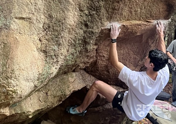 2일  ‘2024 무등산 볼더링 축제’에 참여한 스포츠클라이밍 스피드 국가대표 신은철 선수가 바위를 오르고 있다. 