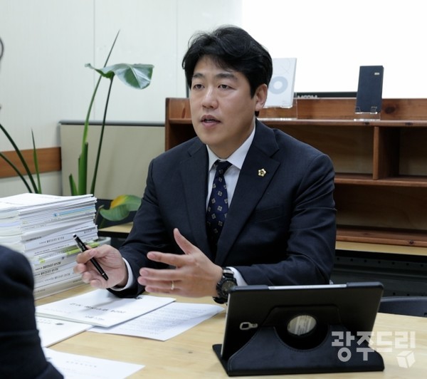 강수훈 광주시의원이 12일 본보와 만나 인터뷰를 하고 있다.