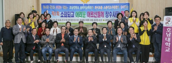 라이브 바카라사이트 학생들, 어르신 장수사진 촬영 봉사