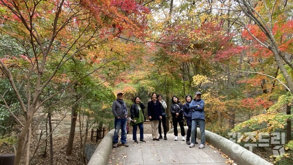 도갑사 미륵전 계곡의 단풍과 여행자들.