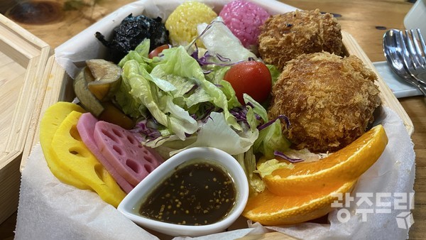 정갈한 월출소반 상차림.