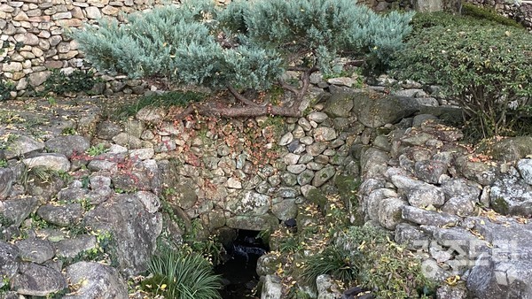 광암마을 명다헌 뒤안의 물길.