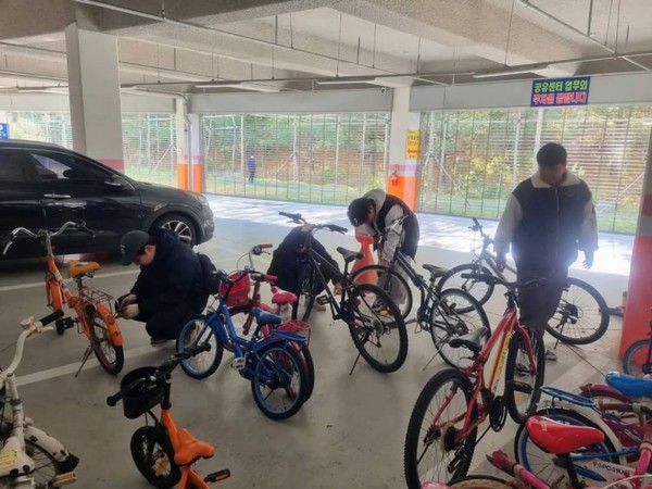광주 공유센터를 방문하여 자전거를 수리 중인 바이크런 직원들.