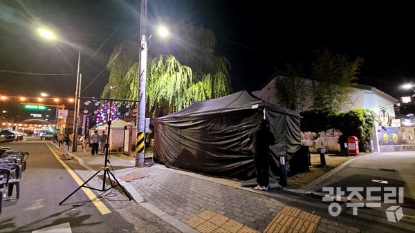 지난 24일 광주 남구 양림오거리 일대. ‘양림 & 크리스마스 문화축제’ 공연 무대 옆 평화의 소녀상이 있던 자리에 음향부스가 설치돼있다.