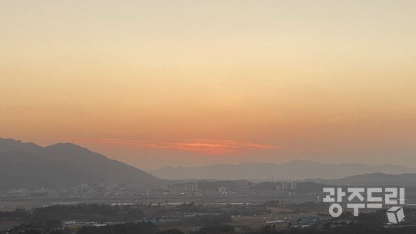 월출산의 구림마을로 해가진다.