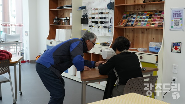 광주 동구 친환경자원순환센터 3층에서 근무하고 있는 수리수선실장 김영배 씨. 수리수선실에 방문한 시민에게 수선방법을 알려주고 있다.