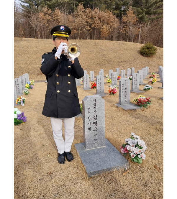 애국지사 고 김영우 님 묘소 진혼곡 연주. 국립대전현충원 제공.