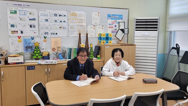 만학도 부부 송삼수 할아버지와 박정애 할머니. 전남도교육청 제공