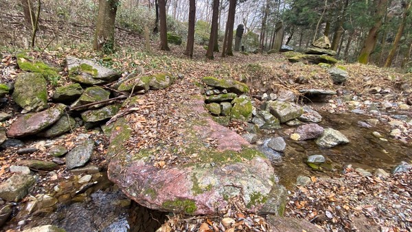 반달모양 돌다리.