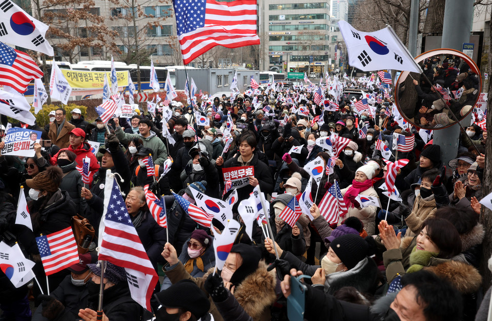 윤석열 대통령에 대한 체포적부심사가 예정된 16일 오후 서울 서초구 서울중앙지방법원 앞에서 윤 대통령 지지자들이 집회를 하고 있다. 뉴시스.​