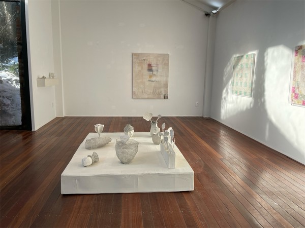 호랑가시나무 아트폴리곤에서 열리고 있는 이미자 개인전 ‘흰, ing’. 아트주 제공.