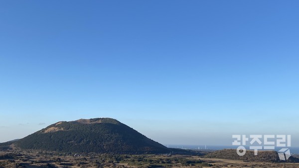 용눈이 오름 왼편으로 다랑쉬오름과 오른쪽 둔덕같은 아끈다랑쉬오름의 모습.