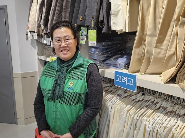 교복나눔장터를 운영 중인 김옥자 북구 새마을부녀회장.