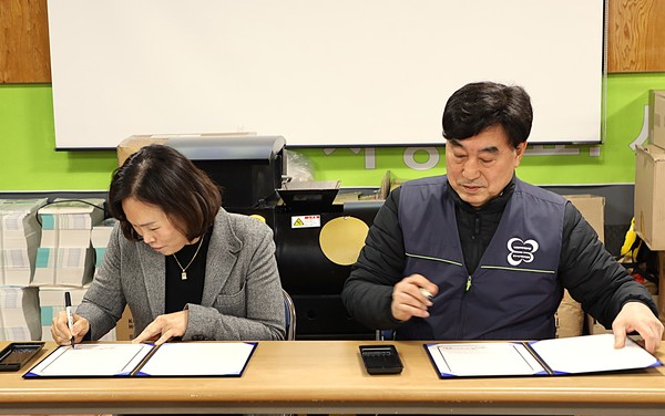 김제 지평선시니어클럽 박경란 관장과 광주서구시니어클럽 추왕석 관장이 업무협약을 체결하고 있다.