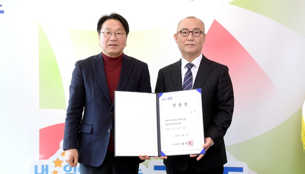 윤익(사진 오른쪽) 전 아트광주 총감독이 신임 광주시립미술관장에 선임됐다. 광주시 제공.